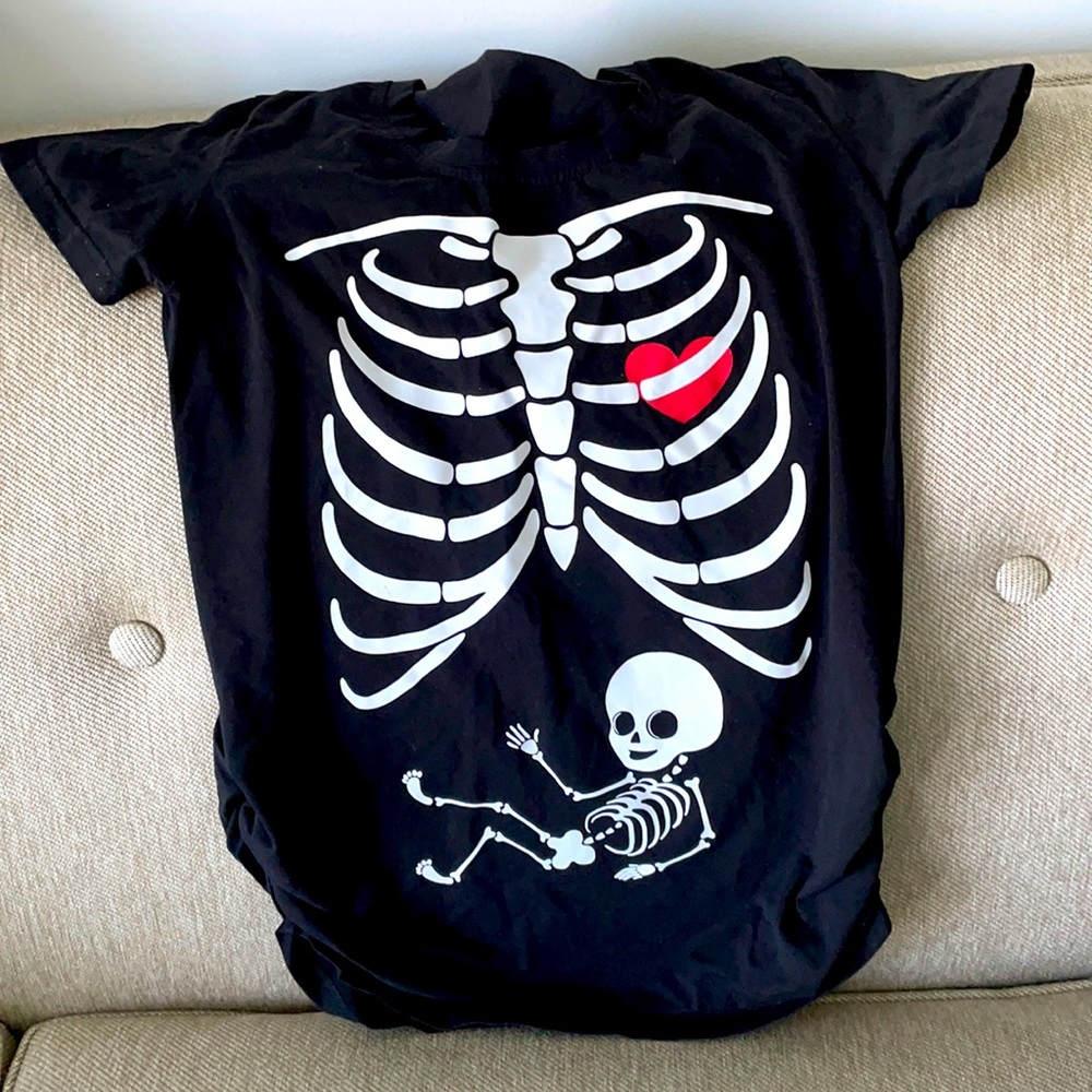 Maternity Top EUC Graphic Skeleton Short Sleeve Tee with Red Heart